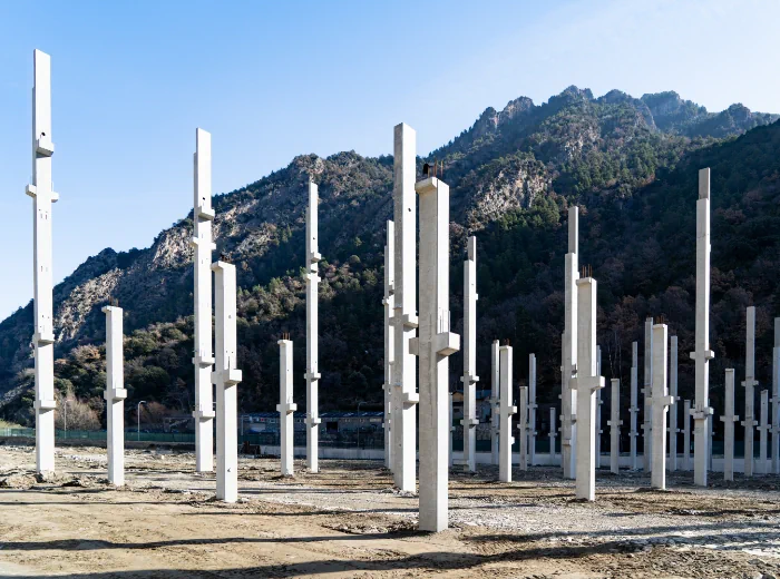 Estructura d’obra civil amb pilars de formigó en entorn de muntanya a Andorra