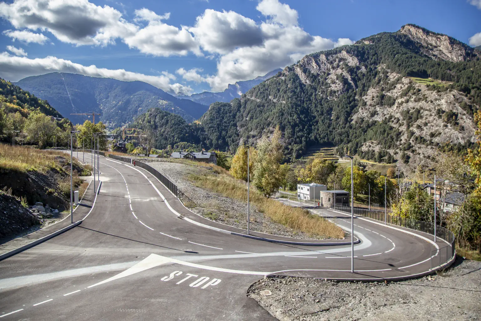 Carretera de la urbanització UA22 d’Ordino amb vistes de muntanya i integració paisatgística en entorn natural d’Andorra.