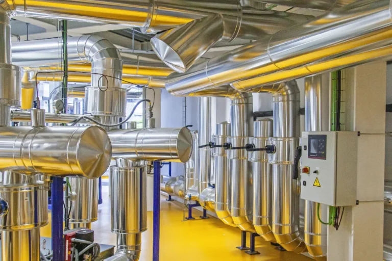 Sala de màquines de la xarxa de calor Ecoterm de FEDA a Escaldes-Engordany, Andorra, infraestructura energètica sostenible per a la producció i distribució eficient de calor.