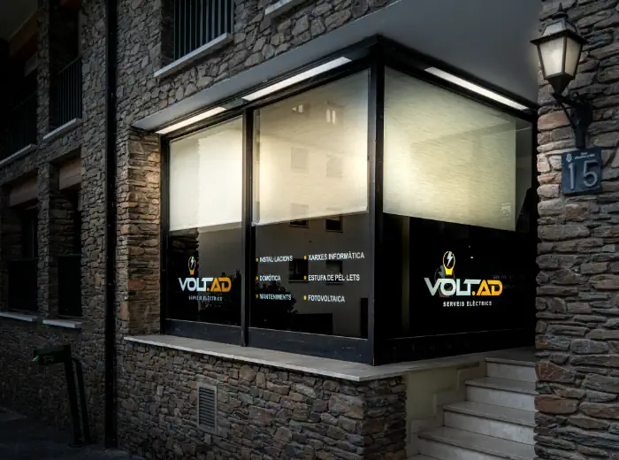 Façana de les oficines de VOLT Andorra amb il·luminació moderna i imatge corporativa elegant.