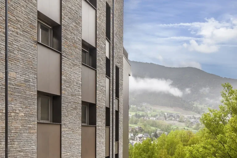 Façana d’edifici residencial amb vistes panoràmiques a la vall i entorn natural a La Massana