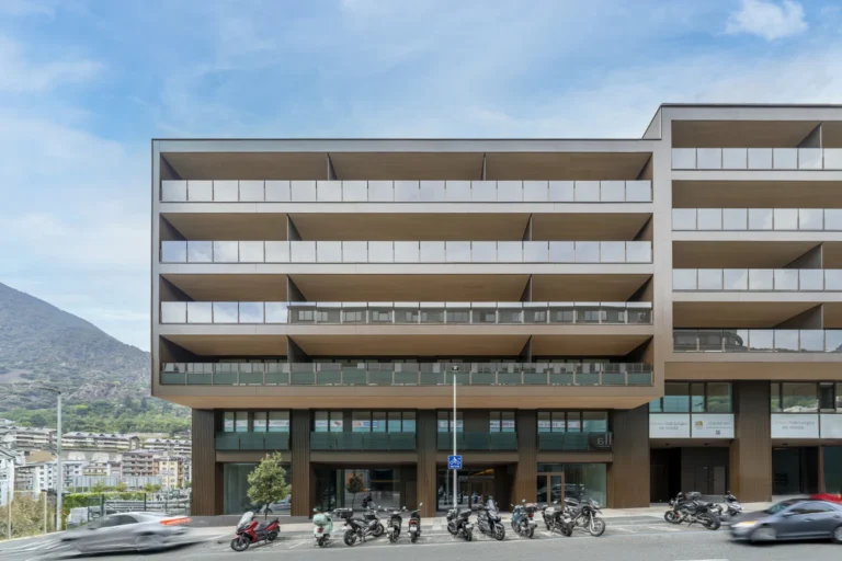Façana principal de l’edifici Parcel·la 12 a Escaldes-Engordany amb arquitectura contemporània, grans terrasses i espais comercials.