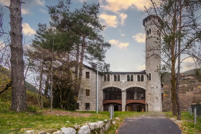 Façana històrica de l’edifici de Ràdio Andorra a Encamp després de la rehabilitació arquitectònica