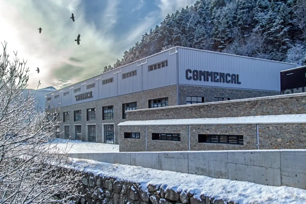 Façana exterior del COMMENCAL VILLAGE amb neu, la Massana, Andorra