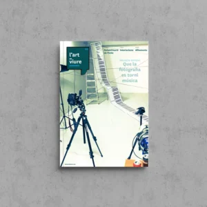 Portada de L'Art de Viure Andorra núm. 102 amb un plató de fotografia i un teclat de piano desplegat per terra.