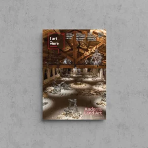Portada de L'Art de Viure Andorra núm. 112 amb una instal·lació d'Andorra Land Art: escultures d'animals de filferro en una borda de fusta tradicional.