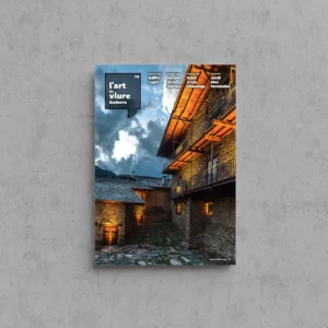 Portada de L'Art de Viure Andorra núm. 118 amb una casa tradicional andorrana de pedra i fusta il·luminada al capvespre, amb un pati empedrat en primer terme i un cel ennuvolat al fons.