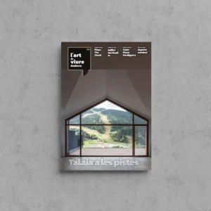 Portada de L'Art de Viure Andorra núm. 123 amb l'interior d'un habitatge de doble alçada i un gran finestral triangular obert a les pistes d'esquí i la muntanya boscosa, sota el títol Talaia a les pistes.
