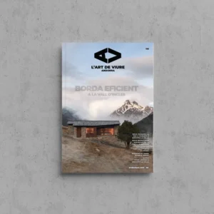 Portada de L'Art de Viure Andorra núm. 130 amb una borda de pedra rehabilitada i il·luminada a la vall d'Incles, amb els pics nevats al fons, sota el títol Borda eficient a la vall d'Incles.