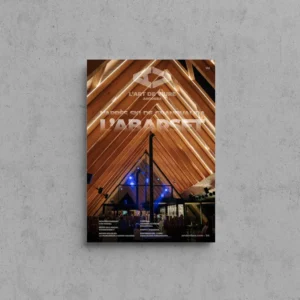 Portada de L'Art de Viure Andorra núm. 133 amb l'interior de fusta amb bigues il·luminades de l'Abarset, l'après-ski de Grandvalira, sota el títol L'Abarset · L'après-ski de Grandvalira.