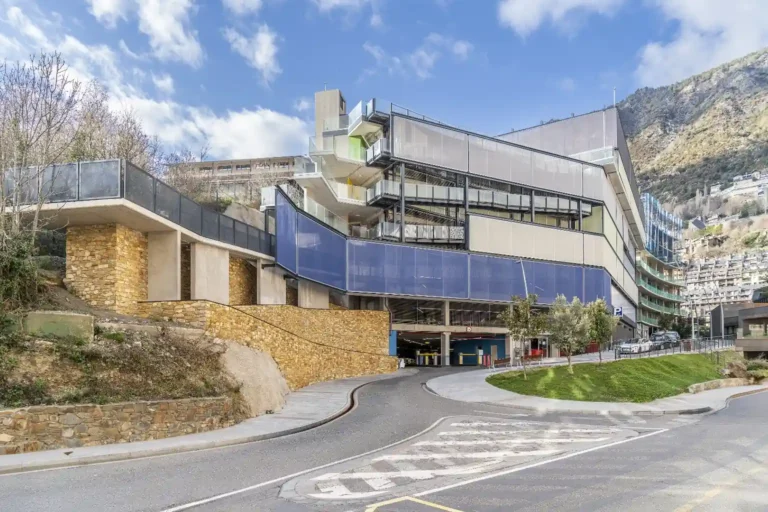 Perspectiva general de la façana de l'Aparcament Falgueró a Escaldes-Engordany, amb teixit arquitectònic blau i rampes d'accés.